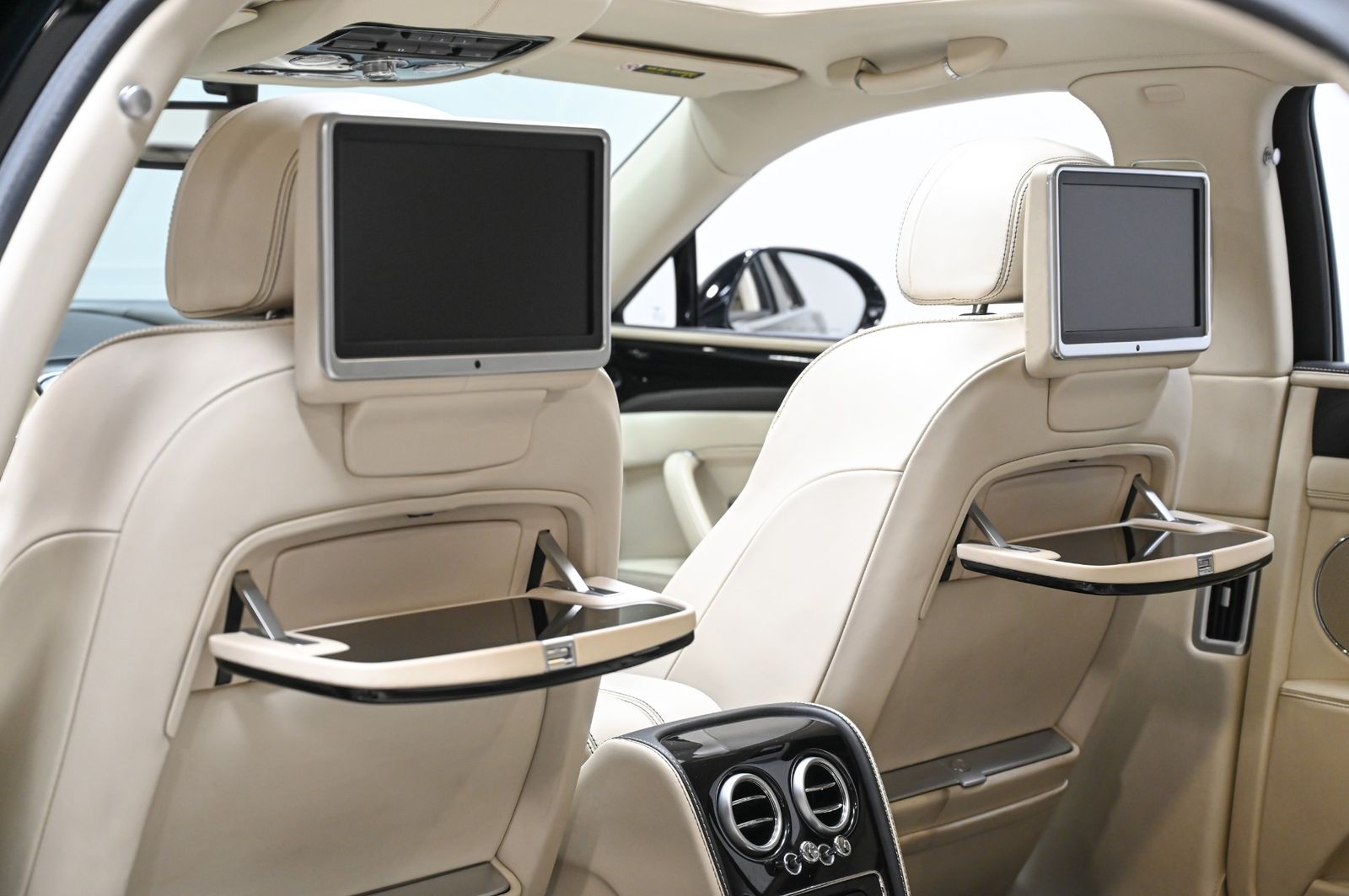 Vehicle Image 88 of 171 for 2014 Bentley Flying Spur