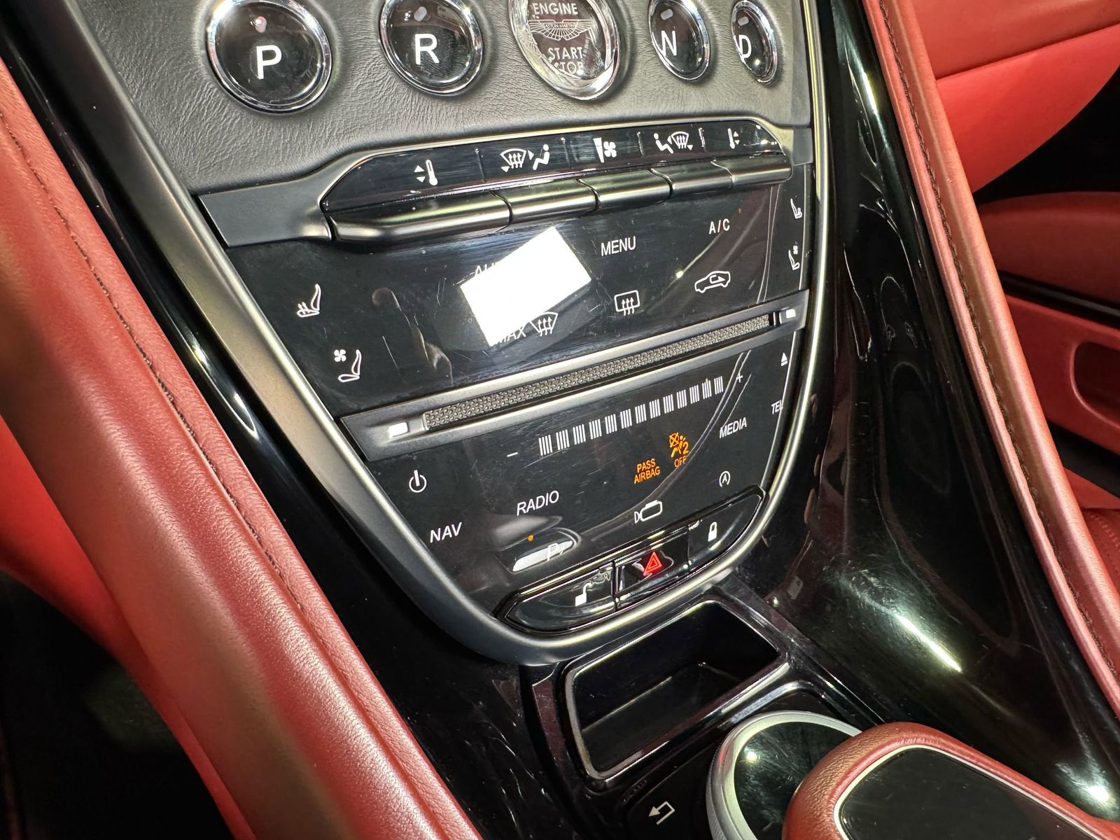 2019 Aston Martin DB11 - 84