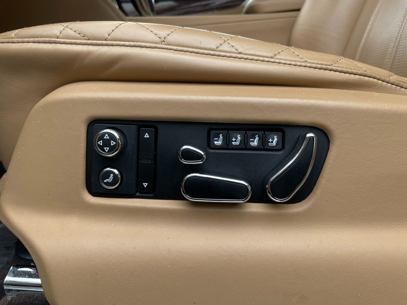 Vehicle Image 61 of 101 for 2017 Bentley Bentayga