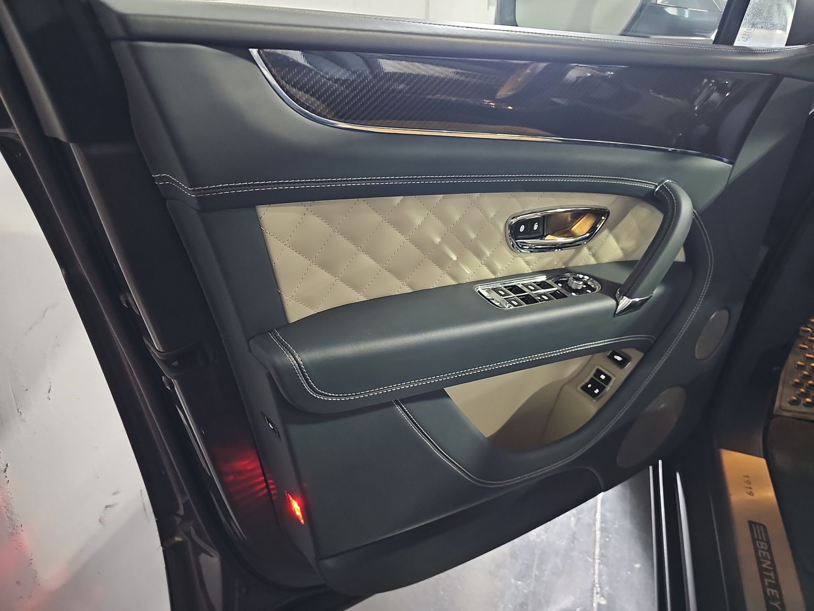 Vehicle Image 37 of 56 for 2019 Bentley Bentayga